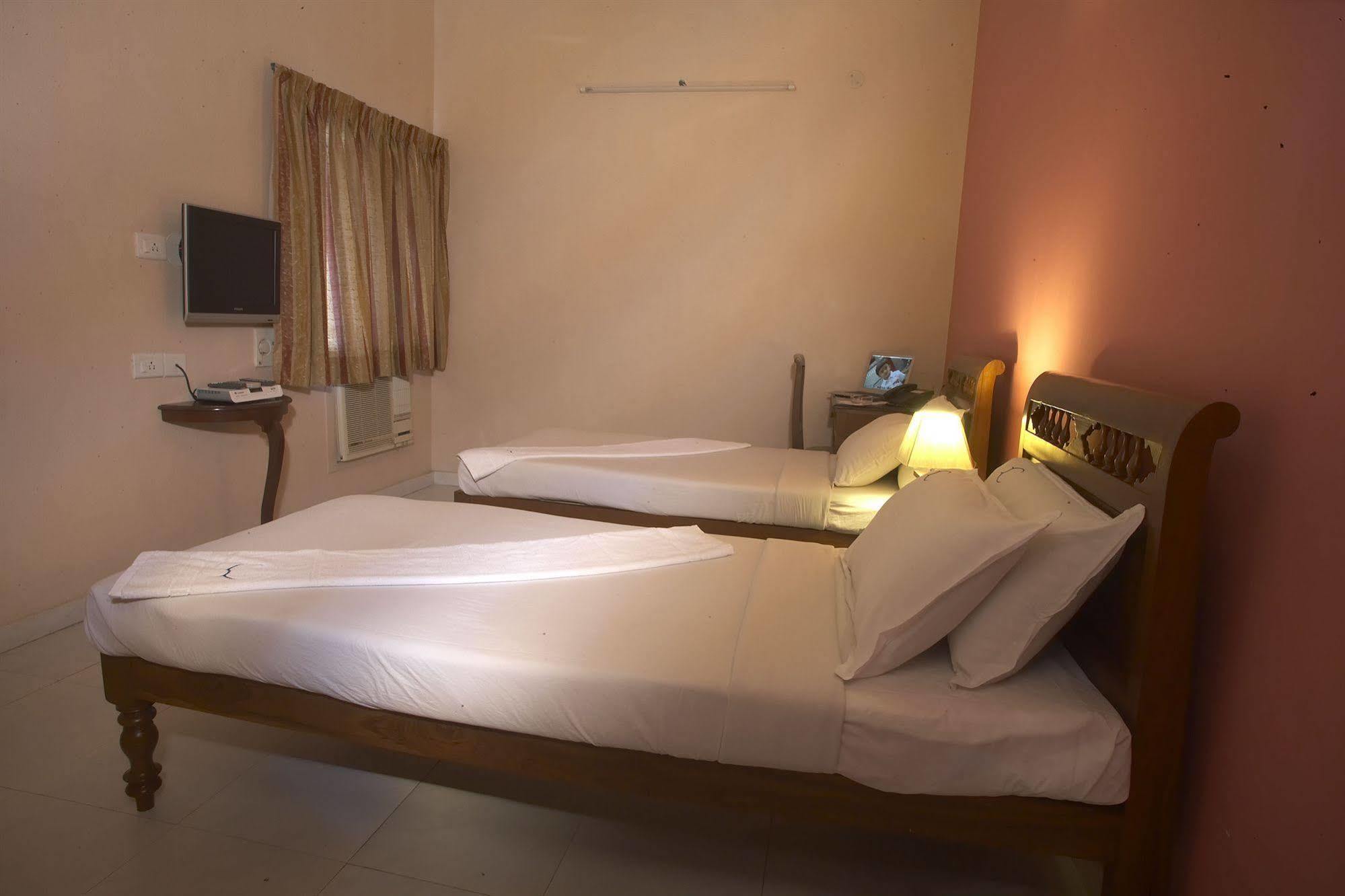 Hotel Crescent Inn Chennai Eksteriør billede